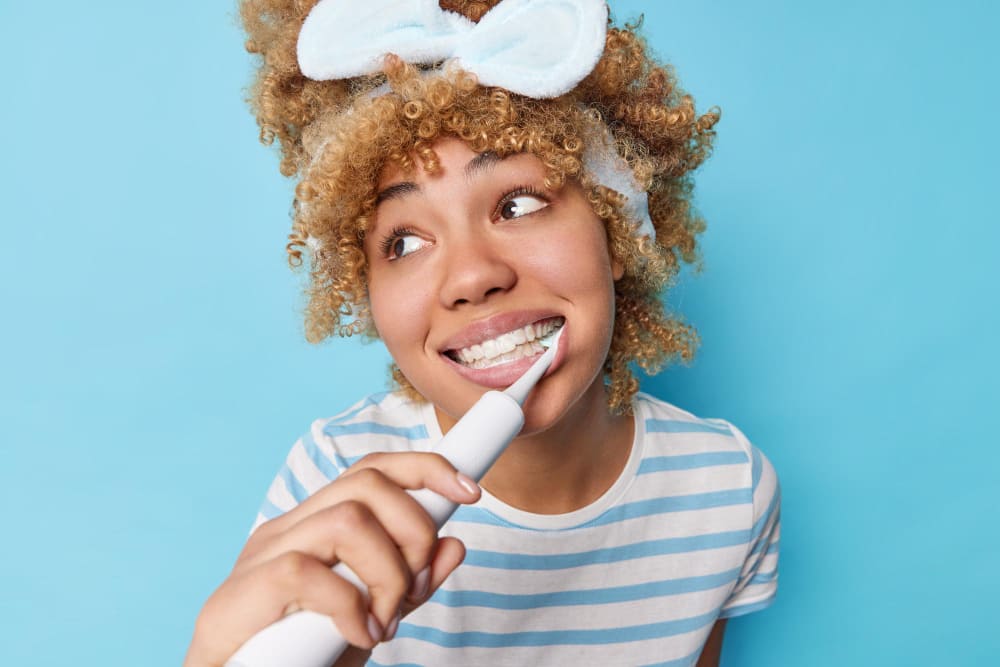 Descubre por qué una limpieza dental es el complemento perfecto al cepillado.